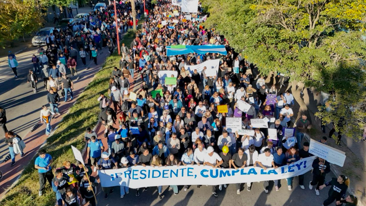La Rioja: estudiantes y docentes marchan por la Ley de Financiamiento Universitario