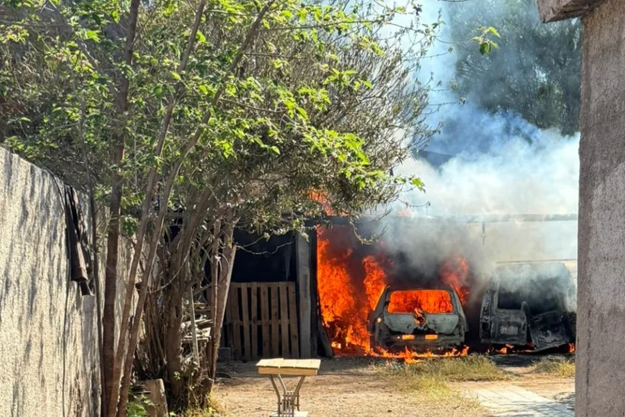 Incendio en barrio Evita: se quemaron autos de un taller
