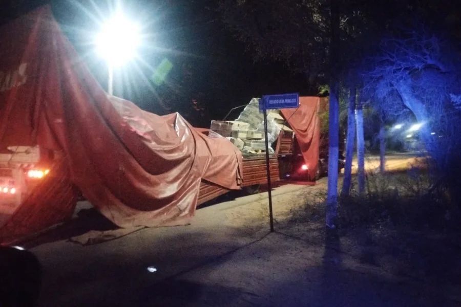 Camión perdió carga en Ruta 27 y el conductor dio alcoholemia positiva