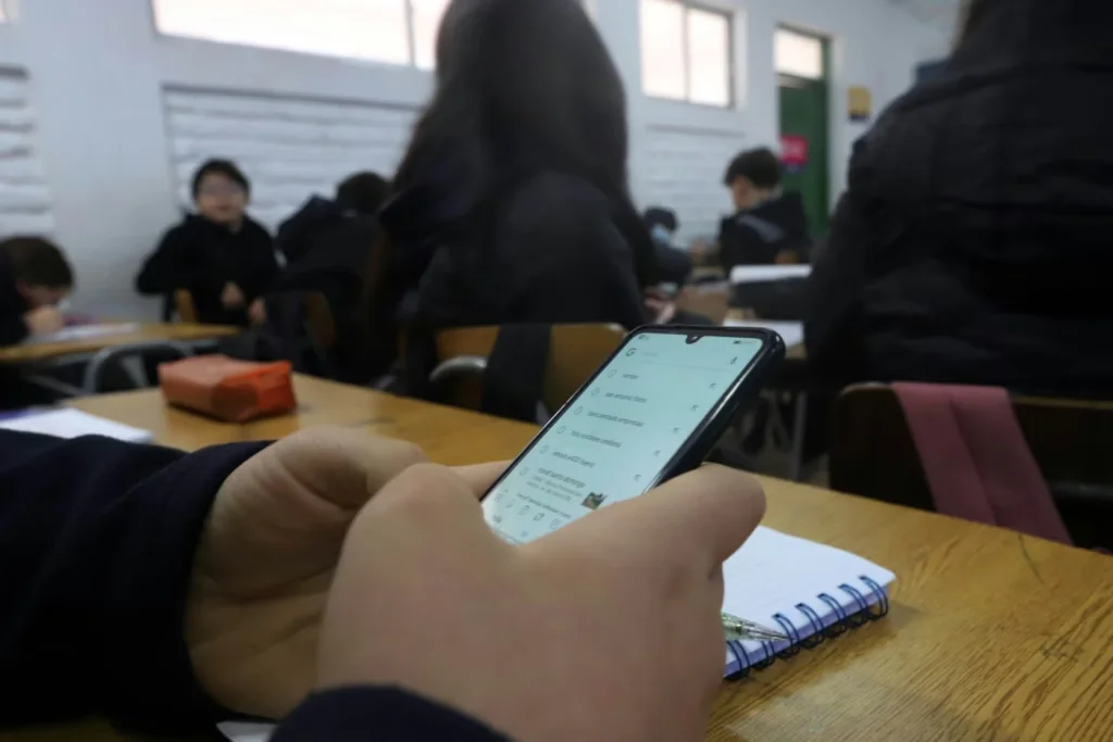 Prohíben celulares en escuelas de La Rioja: qué dice la ley